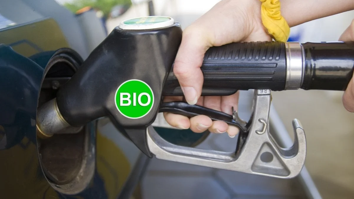 Biodegalų pistoletas pilant degalus į automobilį